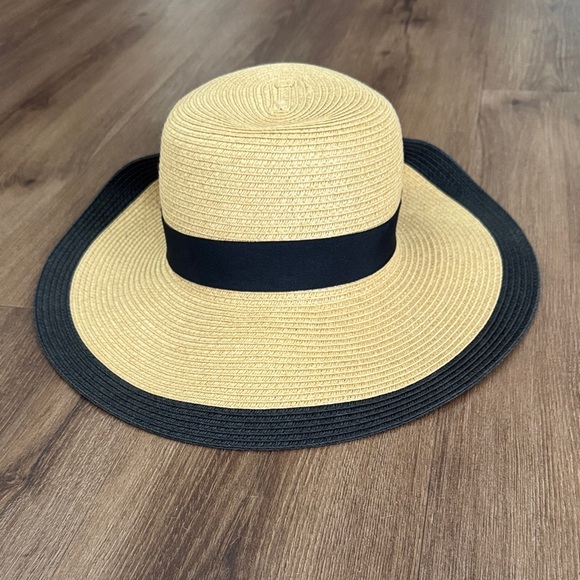 Woman's Nine West Tan and Black Women's Floppy Hat. - Picture 2 of 7